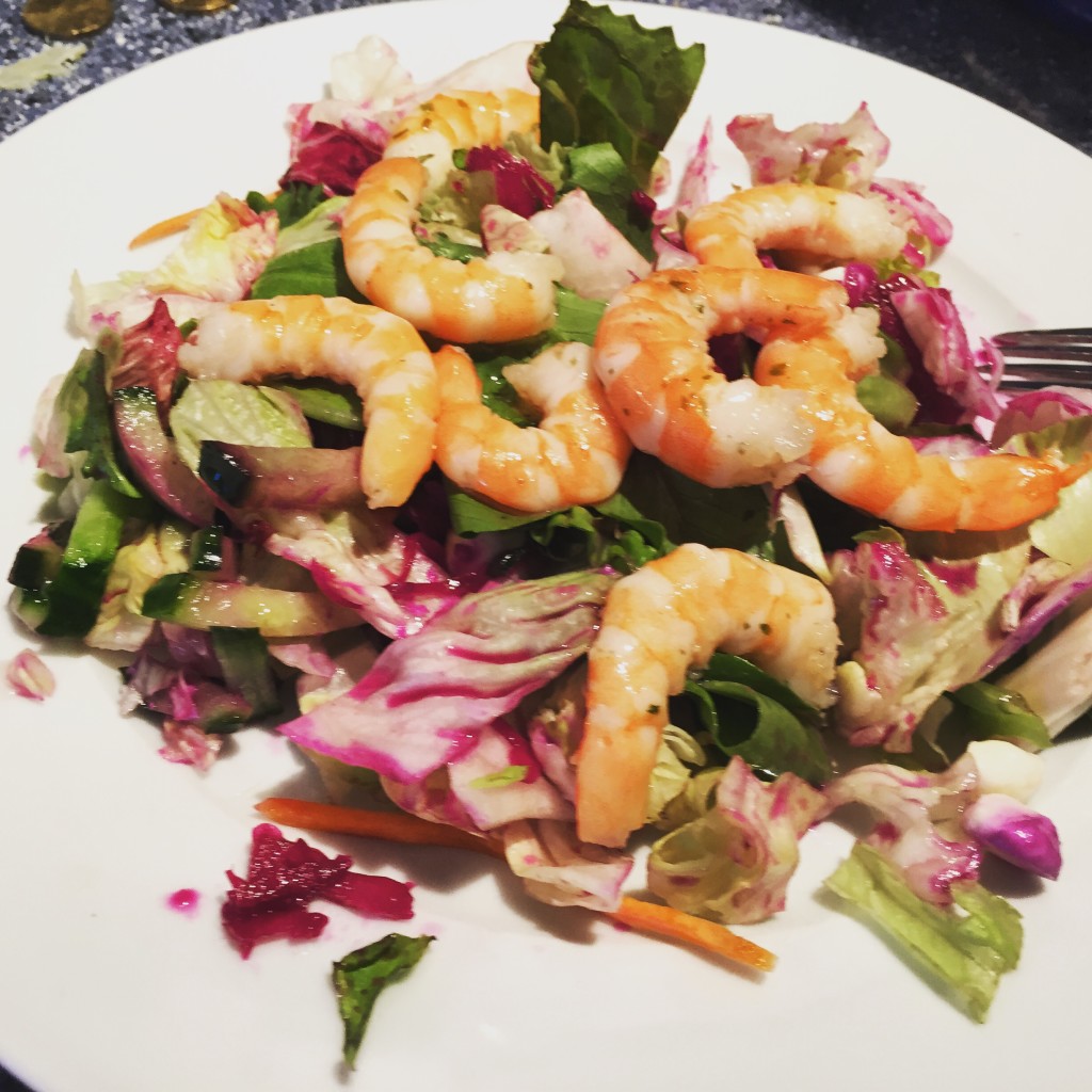 Tomate Mozarelle mit balsamico und etwas Olivenöl und Tomate Mozarelle Gewürz + 2 Geflügelwürstchen und den Ketchup von Werder mit nur 6g KH auf 100 :-)