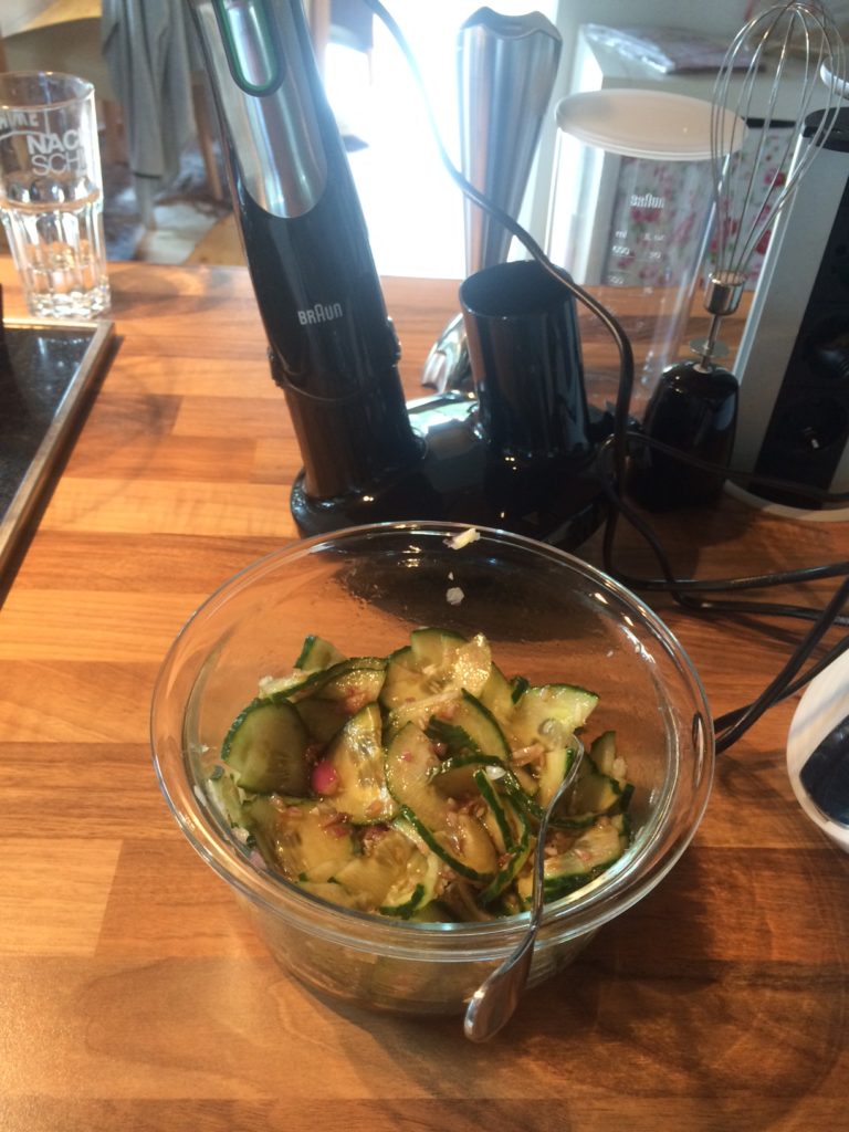 schnell den Gurkensalat zubereitet