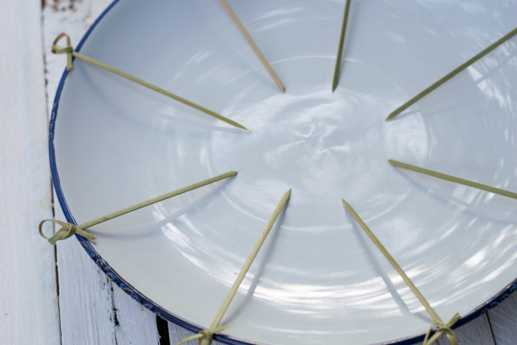 Spieße bereitlegen und Gemüse schneiden