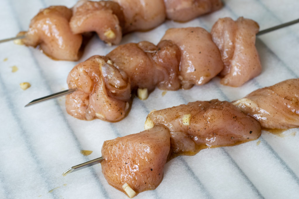 Hähnchen aufspießen