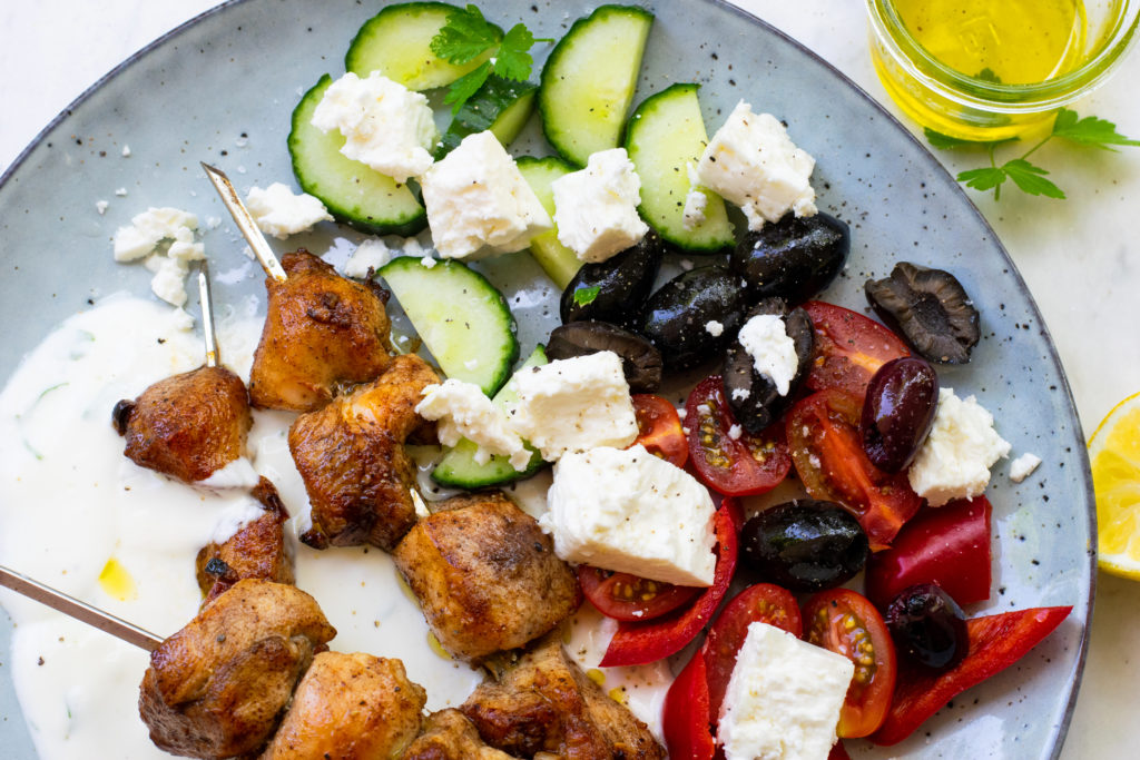 Low Carb Hähnchen-Kebabspieße mit Joghurtsauce