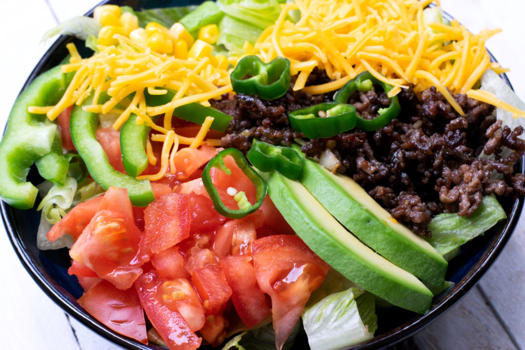 Gemüse und Salat schneiden