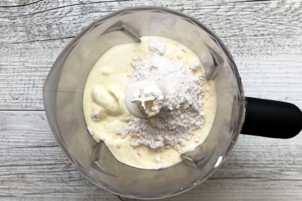 Joghurt und Puderxucker in einen Mixer geben