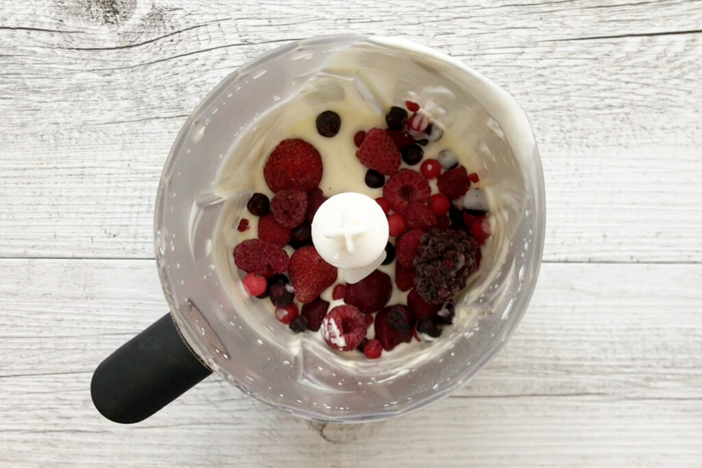 Beerenmischung hinzugeben