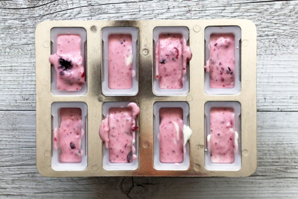 Die Form auf den Tisch klopfen gegen Luftblasen