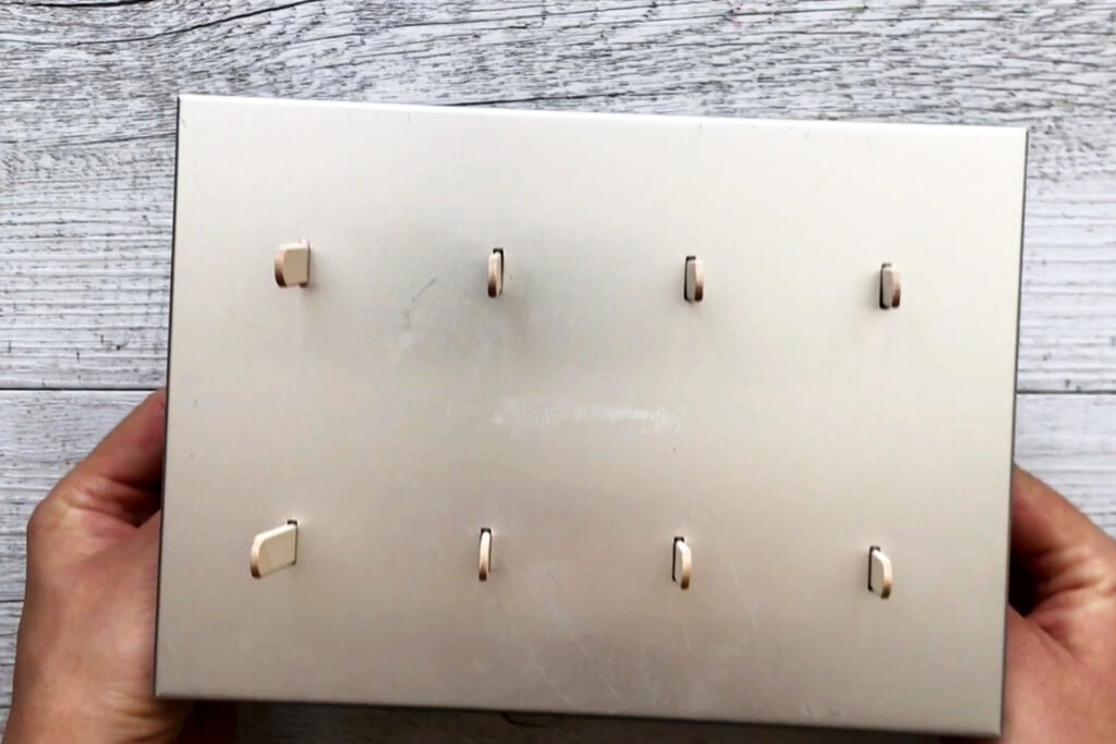 Stiele in die Formen stecken